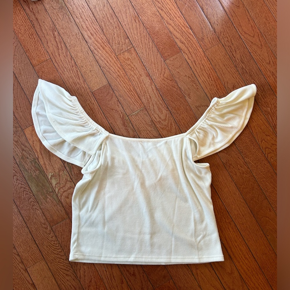 White top 🤍 - Picture 2 of 4